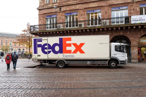 Fedex nuovo camion nel centro della città scaricare pacco merce — Foto Stock