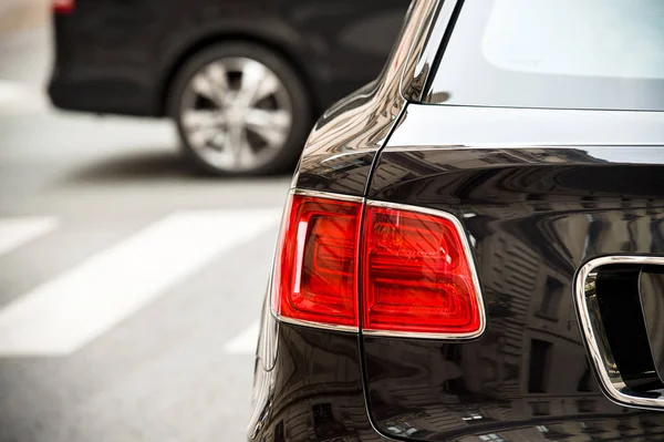 Detail van een rood achterlicht van een luxe Suv — Stockfoto