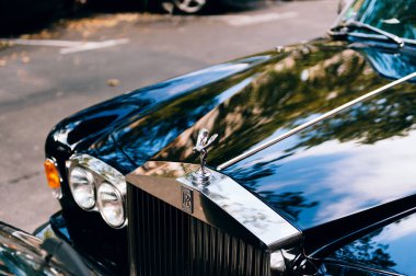 Şehirde lüks Rolls Royce araba park