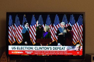 Hillary Clinton konuşma seçimlerinden sonra 2016 el sallayarak