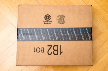 Amazon Prime kutusu ahşap zemin üzerinde