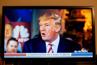 Donald Trump televizyonda konuşan baş komutanı
