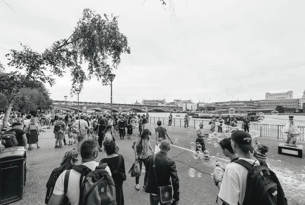 Best summer in London United Kingdom - tourist soap bubbles Tham — Stock Photo, Image