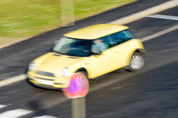 Defocused car driving fast on highway — Stock Photo, Image
