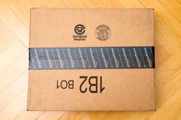 Amazon Prime scatola sul pavimento in legno — Foto Stock