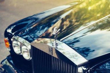 Lüks Rolls-Royce sokağa park etti.