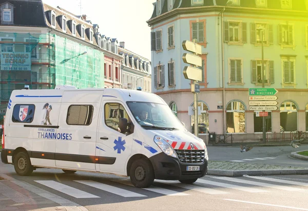 Ambulancia en la calle en Mulhouse, Francia — Foto de Stock