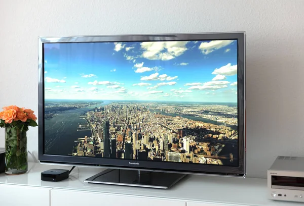 Dispositivo de Apple TV junto a 4k Plasma Panasonic —  Fotos de Stock