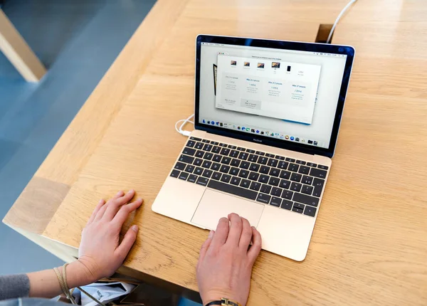 Apple Macbook Pro-лептопом — стокове фото