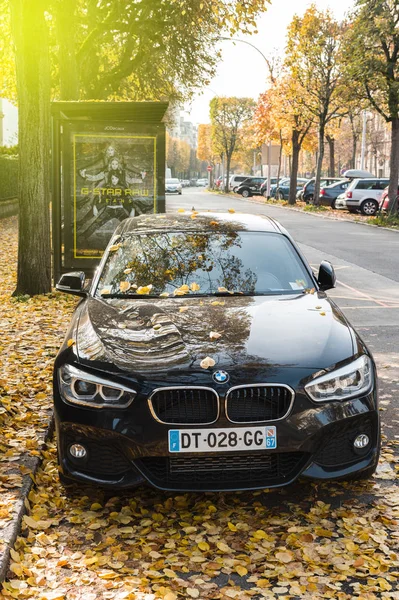 Автомобиль BMW припаркован в осеннем городе — стоковое фото