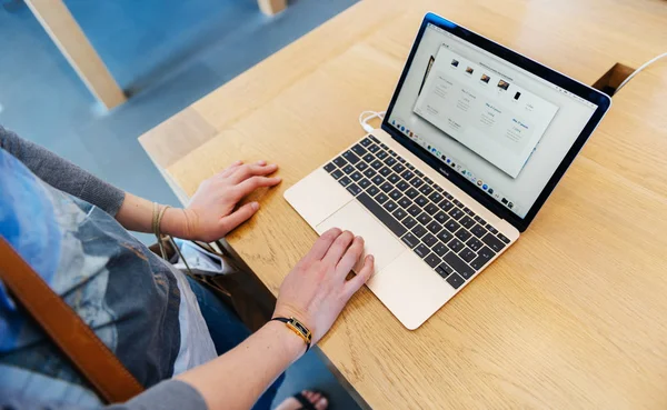 Apple macbook pro laptop computer — Stockfoto