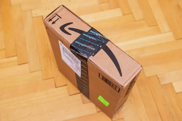Стрелка улыбки Amazon Prime на картонной коробке для посылок — стоковое фото