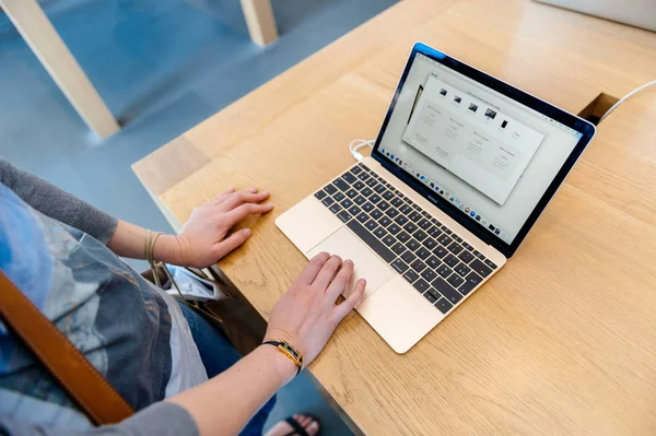 法国的 Sep 2016年 女人在购买之前测试新苹果 Macbook Pro 视网膜笔记本电脑 Macbook Pro 是笔记本电脑的最想要全球 — 图库照片