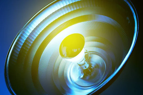 Blaulicht-Reflektor im medizinischen Umfeld — Stockfoto