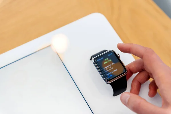 Apple Watch kadın tarafından satın almadan önce test edilen — Stok fotoğraf