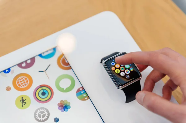 フランス Sep 2016 女性の新しい Apple Watch 最新スマートウォッチを購入 アル時計アプリをテストする前にその機能をテストをテスト — ストック写真