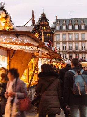 Noel pazarı alışveriş oyuncaklar hediyeler ve mulled şarap siluetleri