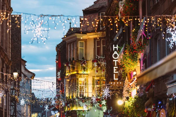 Hotel Neon Podepsat Romantické Luxusní Budovy Nad Barevné Vánoční Trh — Stock fotografie