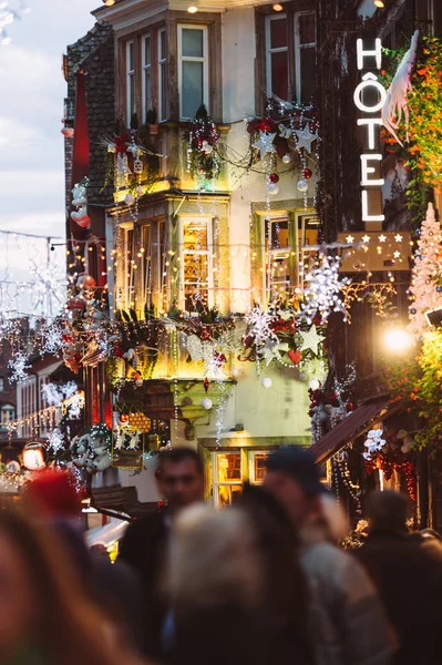 Το ξενοδοχείο νέον σύμβολο ατμόσφαιρα Χριστουγεννιάτικη αγορά του Στρασβούργου, Φράγκο — Φωτογραφία Αρχείου