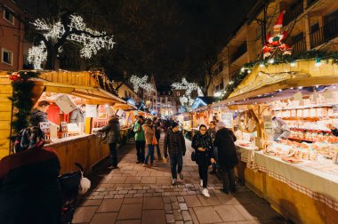 Mutlu hayran Noel pazarı alışveriş ziyaret edenler