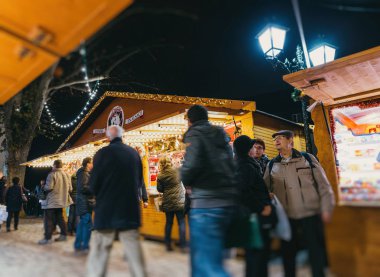 Mutlu hayran Noel pazarı alışveriş ziyaret edenler