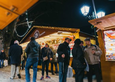 Mutlu hayran Noel pazarı alışveriş ziyaret edenler