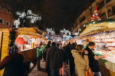 Mutlu hayran Noel pazarı alışveriş ziyaret edenler