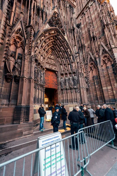 Krachten politie beveiliging ingang kathedraal — Stockfoto