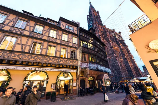 Restaurante de Navidad y hotel de vacaciones con vista a Notre-Dame —  Fotos de Stock