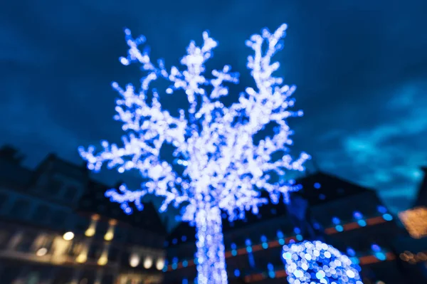 Majestuoso árbol de Navidad azul abstracto desenfocado borrosa Christma — Foto de Stock