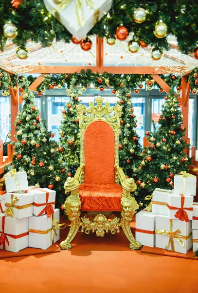 Luxuriöser roter Stuhl Weihnachtsmann Thron und Geschenke — Stockfoto