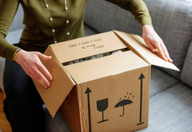 Çevrimiçi sipariş internet bağlantısı mevcut iyi bir satın alma sonra koruyucu köpük pedler içinde kadın/açma unboxing karton karton kutu