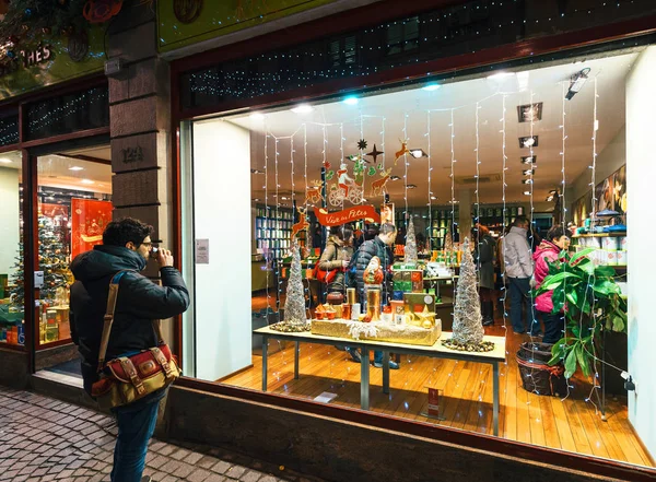 Adam içme çay önünde çay mağaza çay alışveriş Noel — Stok fotoğraf