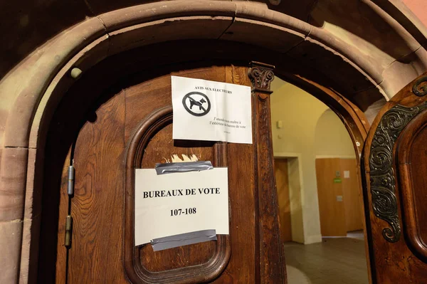 Bureaux de vote Vote section paper on the door of a school dur — Photo