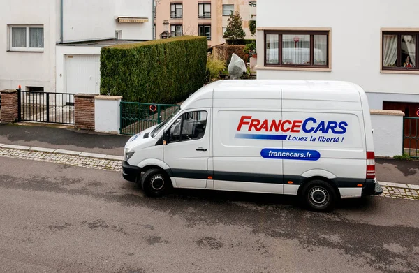 Alquiler de furgonetas blancas frente a la casa entregar mercancías —  Fotos de Stock