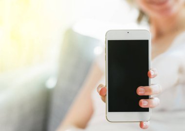 Yeni gösterilen kadın artı smartphone. 