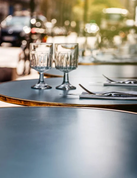 Déjeuner, dîner, petit déjeuner café à Paris — Photo