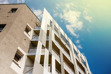 Alüminyum beton cephe ve alüminyum paneller mavi açık karşı 