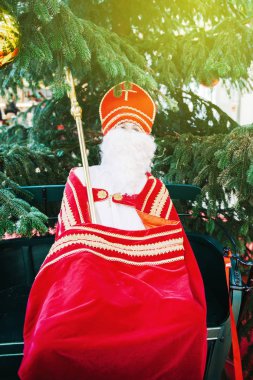 Saint Nicholas insan ölçeğine oyuncak gönye ve pastoral personel ile