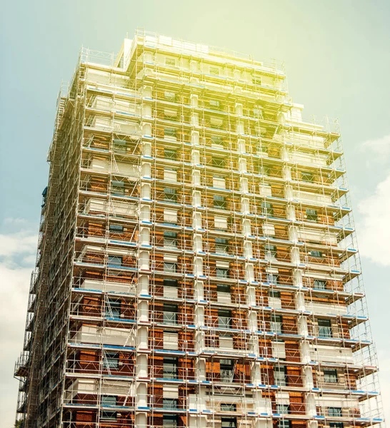 Baugerüst an einem hohen Wolkenkratzer gegen die Wand — Stockfoto