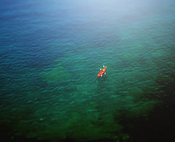 Couple kayaking on blue sea — Stock Photo, Image