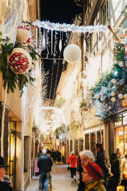 rue des Orfevres eğleniyor ve luxur hayran turistlerle