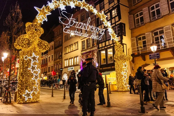 Polizisten überwachen die Menschen auf dem Weihnachtsmarkt — Stockfoto