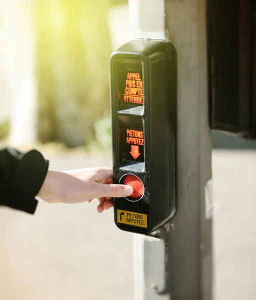 Pressing button for crossing the street sunny day — Stock Photo, Image