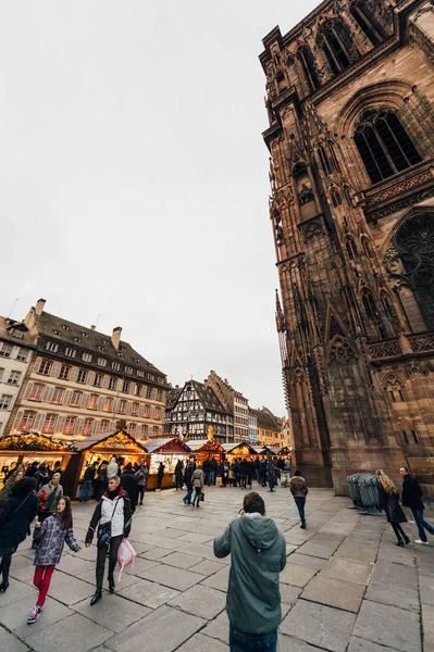 Place de la Cathedrale Estrasburgo la gente —  Fotos de Stock