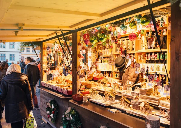 Artisan kerst markt bedrijf speelgoed traditionele winkelen — Stockfoto