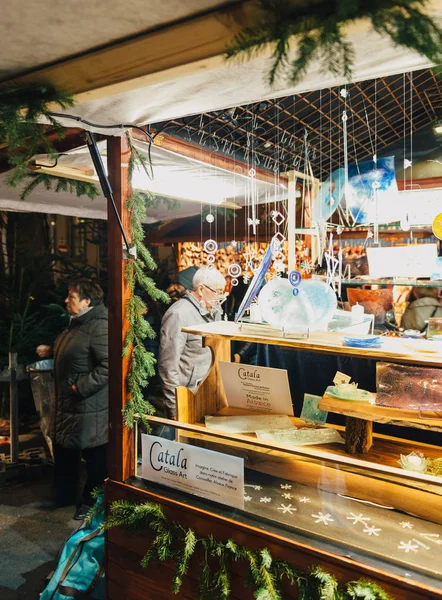 Köp jul leksaker från marknaden stall kanallitteratur Strasbourg — Stockfoto