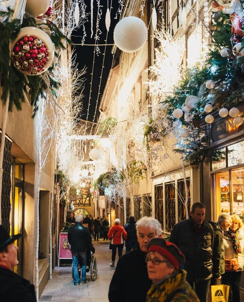 Rue des Orfevres с туристами, развлекающимися и восхищающимися роскошью — стоковое фото