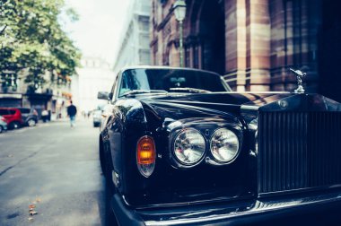 Lüks Rolls Royce araba Paris Caddesi üzerinde