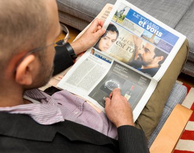 Le Figaro okuma adam et Vous yaşam tarzı Fransız gazetesi  